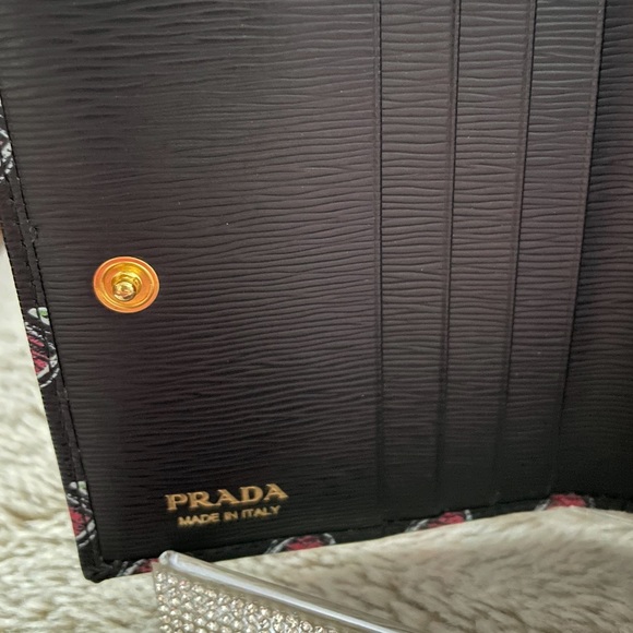 Prada Heart Flower Heart Compact Wallet Limited Edition! - Picture 10 of 14